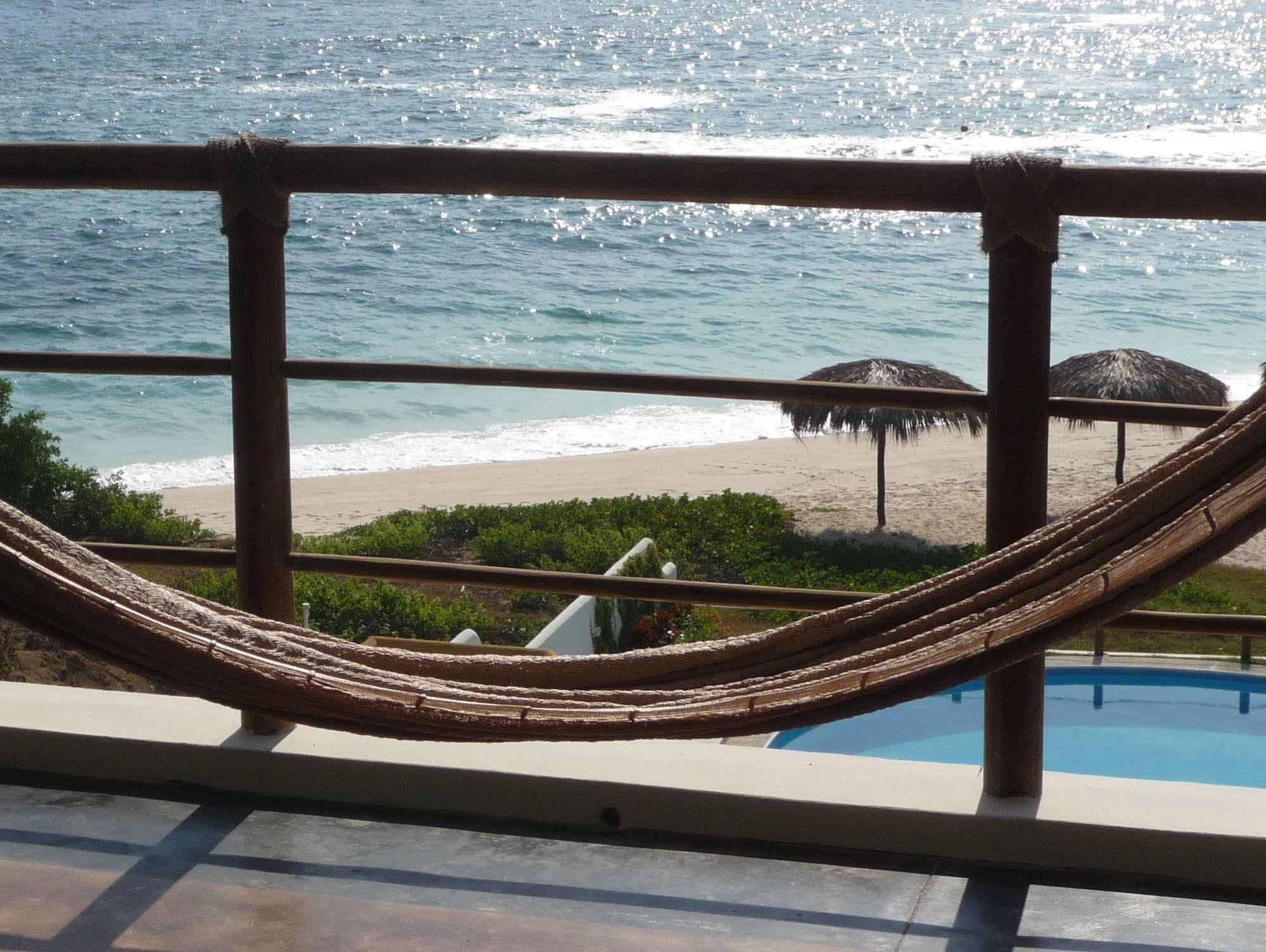 Manta Raya Hotel - Right On The Beach Cuatunalco Eksteriør bilde